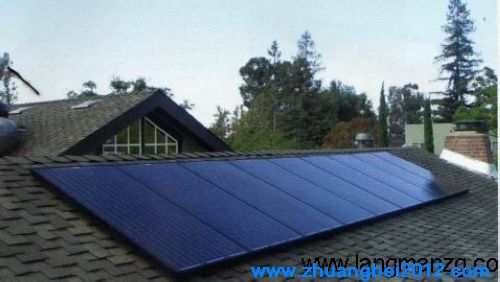 安装在房顶的太阳能电池板