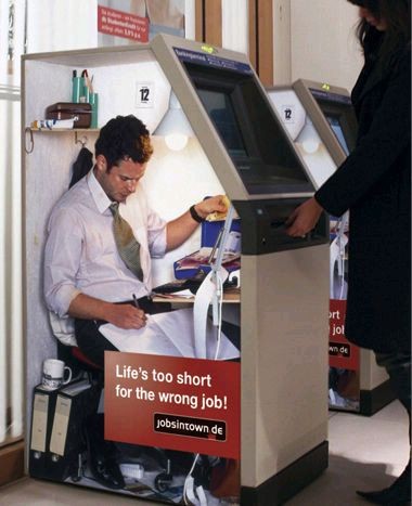 搞笑ATM，银行员工在atm机里面